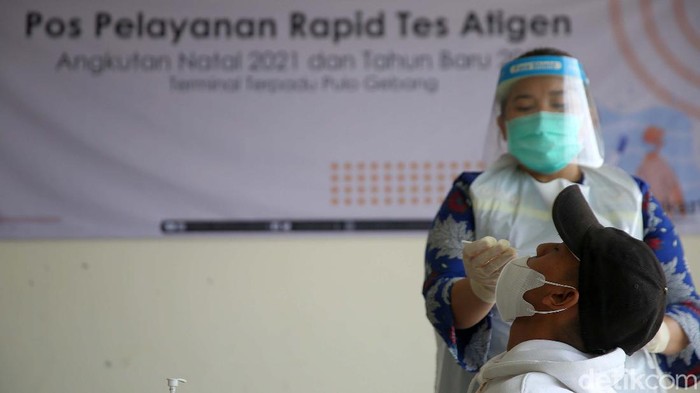 Mau Naik Bus saat Libur Nataru, Swab Antigen Dulu Ya... Jelang libur Nataru, warga mulai bepergian dan mudik ke kampung halaman. Bagi anda yang menggunakan kendaraan bus AKAP, wajib swab antigen dulu ya.