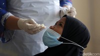 Calon penumpang melakukan swab antigen di Terminal Terpadu Pulo Gebang, Jakarta Timur, Kamis (23/12/2021).