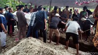 Diberitakan sebelumnya, artis parodi Gagal mudik saat pandemi, Mbah Minto (85 tahun) tutup usia. Pemeran si mbok yang sempat moncer di YouTube dan membintangi beberapa iklan itu meninggal setelah dirawat di RS Islam Klaten.