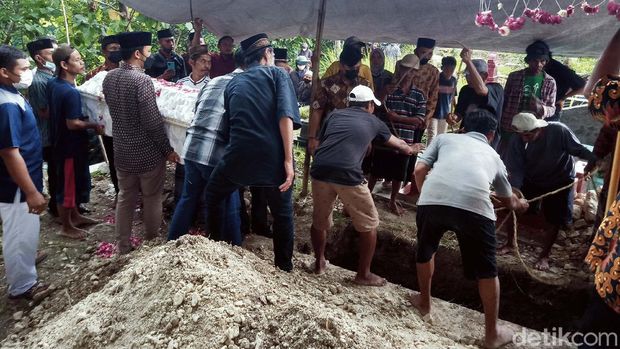 Mbah Minto (85), artis parodi gagal mudik meninggal dunia. Jenazahnya dimakamkan di pemakaman argoloyo Wonosegaran, Bugel, Desa Krakitan, Kecamatan Bayat, Klaten.