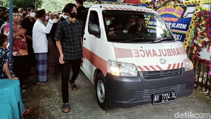 Mbah Minto Dimakamkan di Pemakaman Argoloyo Mbah Minto (85), artis parodi gagal mudik meninggal dunia. Jenazahnya dimakamkan di pemakaman argoloyo Wonosegaran, Bugel, Desa Krakitan, Kecamatan Bayat, Klaten.