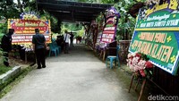 Karangan bunga duka cita itu berasal dari sejumlah tokoh, mulai dari Bupati Klaten hingga Gubernur Jawa Tengah Ganjar Pranowo.