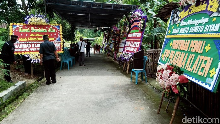 Karangan bunga menghiasi rumah duka Mbah Minto (85) di Klaten, Jawa Tengah. Karangan bunga itu berasal dari Bupati Klaten hingga Gubernur Jawa Tengah.