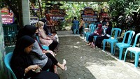 Para pelayat dan anggota keluarga pun terus berdatangan mengucapkan belasungkawa.