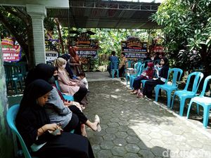 Suasana Rumah Duka Mbah Minto yang Dibanjiri Karangan Bunga