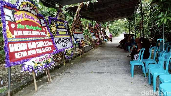 Karangan bunga menghiasi rumah duka Mbah Minto (85) di Klaten, Jawa Tengah. Karangan bunga itu berasal dari Bupati Klaten hingga Gubernur Jawa Tengah.