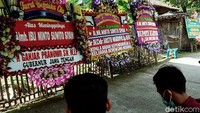 Karangan bunga berisi ungkapan duka cita menghiasi rumah duka Mbah Minto (85) di Dusun Selorejo, Desa Krakitan, Kecamatan Bayat, Klaten, Jawa Tengah, Kamis (23/12/2021).