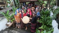 Diketahui, kegiatan Sapawastra ini diselenggarakan sebagai bentuk penghormatan pada perempuan-perempuan yang telah menghidupkan benang menjadi tenun, ikat, pahikung, songket, batik, wastra nusantara.  