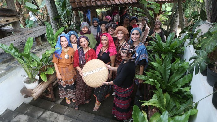 Perempuan Lintas Komunitas pencinta wastra ambil bagian dalam kegiatan Sapawastra. Acara ini digelar dalam rangka memperingati Hari Ibu.
