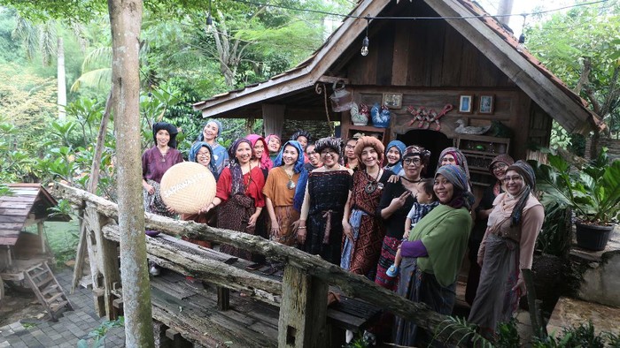 Perempuan Lintas Komunitas pencinta wastra ambil bagian dalam kegiatan Sapawastra. Acara ini digelar dalam rangka memperingati Hari Ibu.