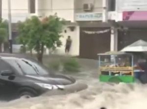 Please, Jangan Egois Lah! Mobil Terobos Banjir Bikin Gerobak Terguling