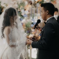 Lewat unggahan Instagram, Joshua Suherman yang akrab dipanggil Jojo, mengundang followers-nya untuk menghadiri acara pemberkatan virtual yang disiarkan di kanal YouTube Jojo and Clay. Foto: dok. Instagram cynthiatan__