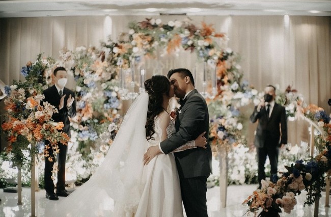 Clairine Clay dan Joshua Suherman dipoles oleh makeup artist Bubah Alfian di hari bahagianya. Mempelai pria pun tampil lebih rapi dengan potongan rambut barunya. Foto: dok. Instagram cynthiatan__