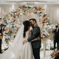 Clairine Clay dan Joshua Suherman dipoles oleh makeup artist Bubah Alfian di hari bahagianya. Mempelai pria pun tampil lebih rapi dengan potongan rambut barunya. Foto: dok. Instagram cynthiatan__