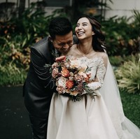 Pasangan artis Joshua Suherman dan Clairine Clay melangsungkan pernikahan pada Rabu (22/12/2021). Setelah tiga tahun berpacaran, keduanya kini terikat janji suci. Foto: dok. Instagram cynthiatan__