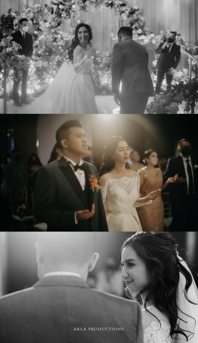 Pernikahan Joshua Suherman dan Clairine Clay digelar secara khidmat dan privat di sebuah ballroom. Dari Instagram Story @arlaproductions, acara tersebut tampak dihadiri keluarga dan kerabat dekat saja. Foto: dok. Instagram arlaproductions