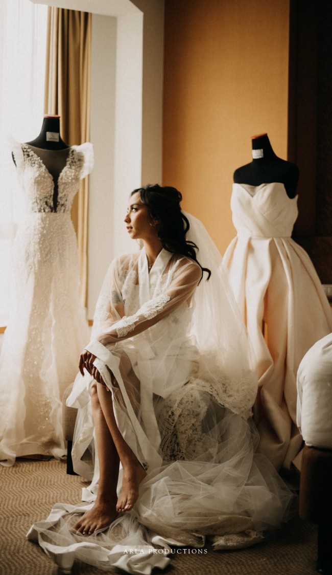 Clairine Clay tampil anggun dalam balutan gaun berwarna putih lengkap dengan veil. Dia kembali memakai gaun rancangan Cynthia Tan, desainer yang mengerjakan kebayanya yang dikenakan saat tunangan. Foto: dok. Instagram arlaproductions