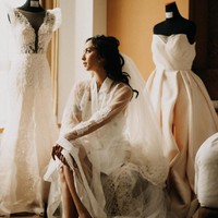 Clairine Clay tampil anggun dalam balutan gaun berwarna putih lengkap dengan veil. Dia kembali memakai gaun rancangan Cynthia Tan, desainer yang mengerjakan kebayanya yang dikenakan saat tunangan. Foto: dok. Instagram arlaproductions