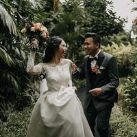 Raut bahagia terpancar dari foto pernikahan Joshua Suherman dan Clairine Clay. Keduanya tidak menikah di akhir pekan seperti pasangan pada umumnya. Pelantun lagu ‘Diobok-obok’ itu mengaku menggelar acara pemberkatan di hari Rabu agar tidak ketinggalan menonton Liga Inggris. Foto: dok. Instagram cynthiatan__