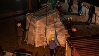 Sejumlah petugas pun dikerahkan untuk memindahkan patung tersebut dari Universitas Hong Kong. Anthony Kwan/Getty Images.