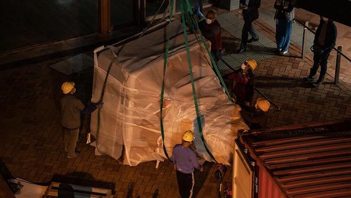 Tugu Tiananmen dipindahkan dari Universitas Hong Kong (HKU). Pemindahan dilakukan usai otoritas HKU memerintahkan tugu itu disingkirkan beberapa waktu lalu.