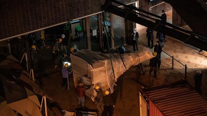 Momen Tugu Tiananmen Dipindahkan dari Universitas Hong Kong Tugu Tiananmen dipindahkan dari Universitas Hong Kong (HKU). Pemindahan dilakukan usai otoritas HKU memerintahkan tugu itu disingkirkan beberapa waktu lalu.