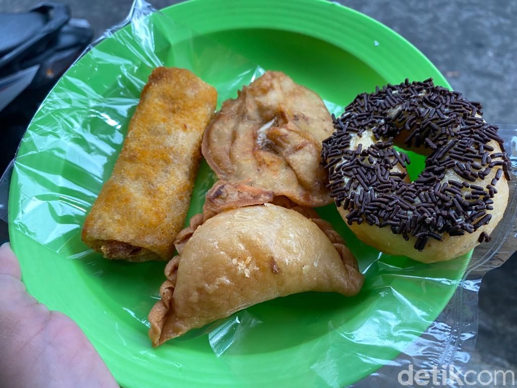 Murah Meriah! Ini Jajanan di Pondok Cina yang Harganya di Bawah Rp 5 Ribu