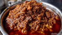 Plecing ayam atau ayam bumbu merah ini yang menjadi primadona dari nasi balap Puyung. Warnanya yang merah merona menampilkan cita rasa yang pedas nampol. Foto: Rachman_punyaFOTO