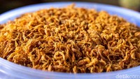 Selain yang pedas, ada juga ayam suwir kriuk menambah tekstur dan cita rasa jadi lebih sedap. Foto: Rachman_punyaFOTO