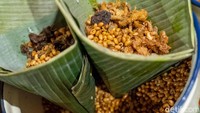 Pembungkusnya juga masih menggunakan daun pisang. Begini tampilannya kalau kamu ingin membawa pulang. Foto: Rachman_punyaFOTO