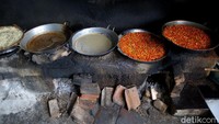 Cara mengolah makanan di sini juga masih tradisional dengan tungku dan kayu bakar. Sehingga menghasilkan cita rasa yang nikmat. Foto: Rachman_punyaFOTO