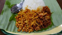 Seporsi nasi balap Puyung ini dibanderol Rp 20.000. Dijamin puas makan di sini, jadi jangan sampai lewatkan saat liburan ke Lombok ya! Foto: Rachman_punyaFOTO