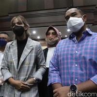 Pemain sinetron ini tampil stylish mengenakan blazer dan celana hitam. Pada sidang kali ini, ia dituntut 12 bulan rehabilitasi. Foto: Palevi/detikhot