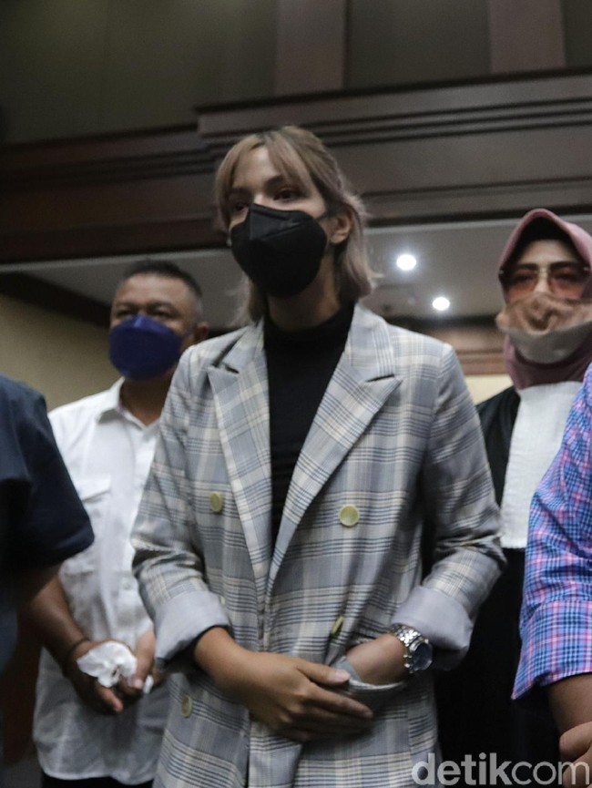 Pemain sinetron ini tampil stylish mengenakan blazer dan celana hitam. Pada sidang kali ini, ia dituntut 12 bulan rehabilitasi. Foto: Palevi/detikhot