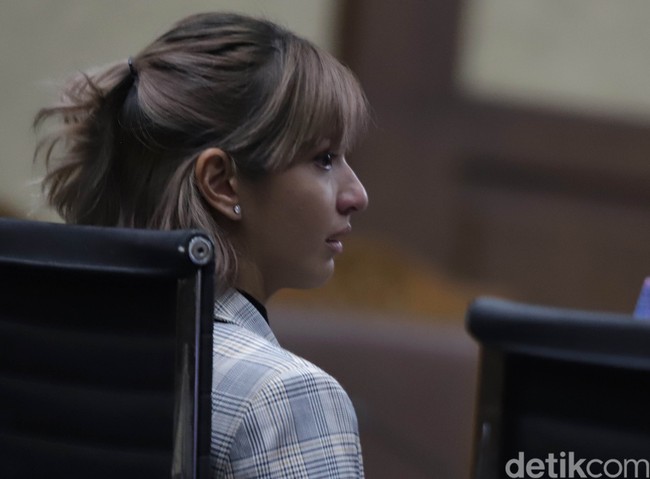 Gaya terbarunya di sidang pada Kamis (23/12/2021), Nia Ramadhani tampak menata rambutnya dengan tatanan bergelombang dan dikuncir tengah. Foto: Palevi/detikhot