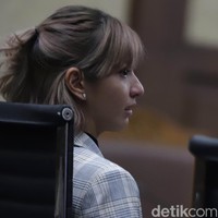 Gaya terbarunya di sidang pada Kamis (23/12/2021), Nia Ramadhani tampak menata rambutnya dengan tatanan bergelombang dan dikuncir tengah. Foto: Palevi/detikhot