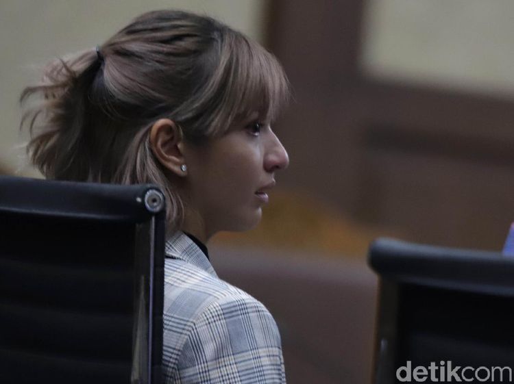 Potret Nia Ramadhani Menangis Dituntut 12 Bulan Rehabilitasi