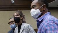 Tak hanya Nia Ramadhani, Ardi Bakrie dan sopirnya juga dituntut 12 bulan rehabilitasi.  Foto: Palevi/detikhot