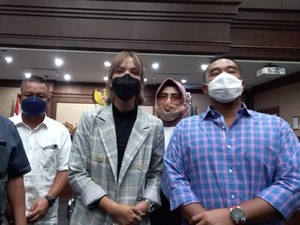 Dengan Mata Berkaca-kaca, Nia Ramadhani Tak Sangka Dituntut 12 Bulan Rehab