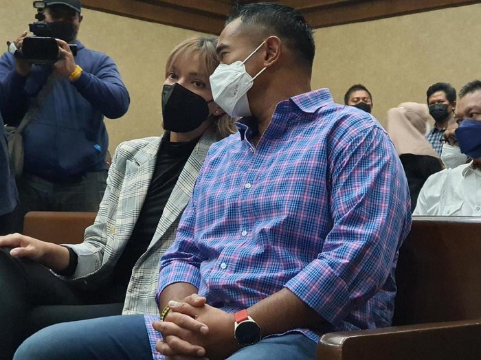 Nia Ramadhani dan suaminya Ardi Bakrie menjelang sidang tuntutan