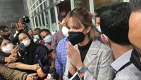 Nia Ramadhani, Ardi Bakrie, dan sopirnya Zen Vivanto sebelumnya ditangkap Satuan Narkoba Polres Metro Jakarta Pusat pada Rabu, 7 Juli 2021, di rumahnya di kawasan Jakarta Selatan. Polisi menetapkan ketiganya sebagai tersangka dalam kasus penyalahgunaan narkoba itu. Hanif/detikHOT