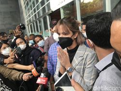 Air Mata Nia Ramadhani Keberatan Dituntut 1 Tahun Rehab Ingin Diringankan