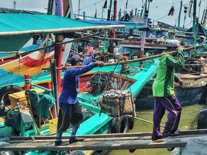 Cuaca Ekstrem, Puluhan Kapal Nelayan Lamongan Tak Melaut