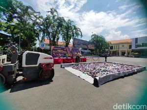2.512 Botol Miras dan 862 Knalpot Brong di Surabaya Dimusnahkan