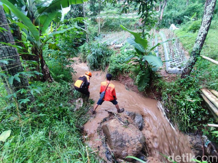 Pencarian ibu-anak yang hilang terseret arus sungai di Lembang.