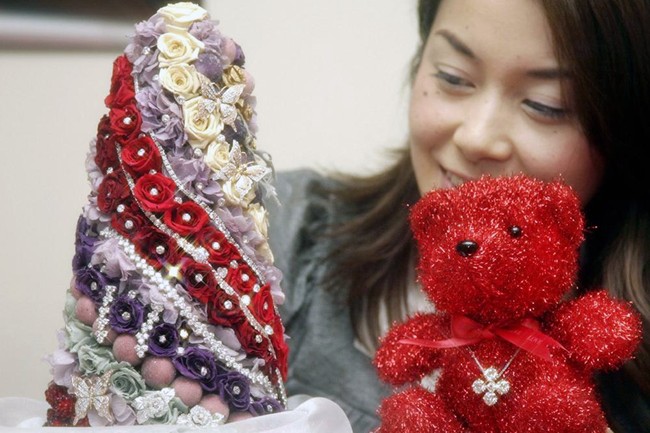 Pohon Natal di Department store Takashimaya ini memang ukurannya sangat mungil, tapi tidak dengan harganya. Pohon dirancang oleh butik bunga Paris Claude Quinguaud yang menggunakan ratusan bunga mawar kecil berwarna putih, merah, hijau dan ungu. Uniknya, di setiap kelopak mawar terdapat berlian Australia dan Afrika. Pohin setinggi 40 cm ini bernilai Rp 25 miliar. Foto: Istimewa