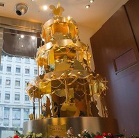 Pohon Natal dan Disney adalah dua hal yang sangat identik dengan nuansa Natal. Di Ginza, Tokyo, pernah berdiri Pohon Natal setinggi 2,4 meter yang menampilkan 50 karakter Disney terbuat dari emas murni. Total emas 39 kg dan semuanya 24 karat. Pohon yang pengerjaannya memakan waktu dua bulan ini bernilai Rp 60 miliar. Foto: Istimewa