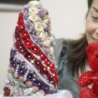 Pohon Natal di Department store Takashimaya ini memang ukurannya sangat mungil, tapi tidak dengan harganya. Pohon dirancang oleh butik bunga Paris Claude Quinguaud yang menggunakan ratusan bunga mawar kecil berwarna putih, merah, hijau dan ungu. Uniknya, di setiap kelopak mawar terdapat berlian Australia dan Afrika. Pohin setinggi 40 cm ini bernilai Rp 25 miliar. Foto: Istimewa