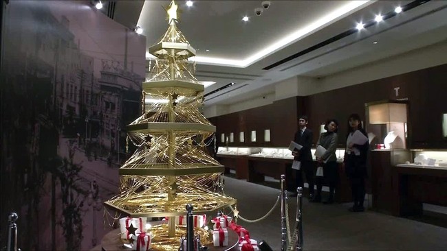 Untuk kedua kalinya Ginza Tanaka memajang pohon Natal mewah yang harganya membuat orang-orang terperangah. Pohon Natal setinggi 6,6 kaki ini terbuat dari emas murni 24 karat seberat 19 kg. Harganya mencapai Rp 25 miliar. Foto: Istimewa