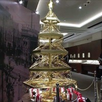 Untuk kedua kalinya Ginza Tanaka memajang pohon Natal mewah yang harganya membuat orang-orang terperangah. Pohon Natal setinggi 6,6 kaki ini terbuat dari emas murni 24 karat seberat 19 kg. Harganya mencapai Rp 25 miliar. Foto: Istimewa